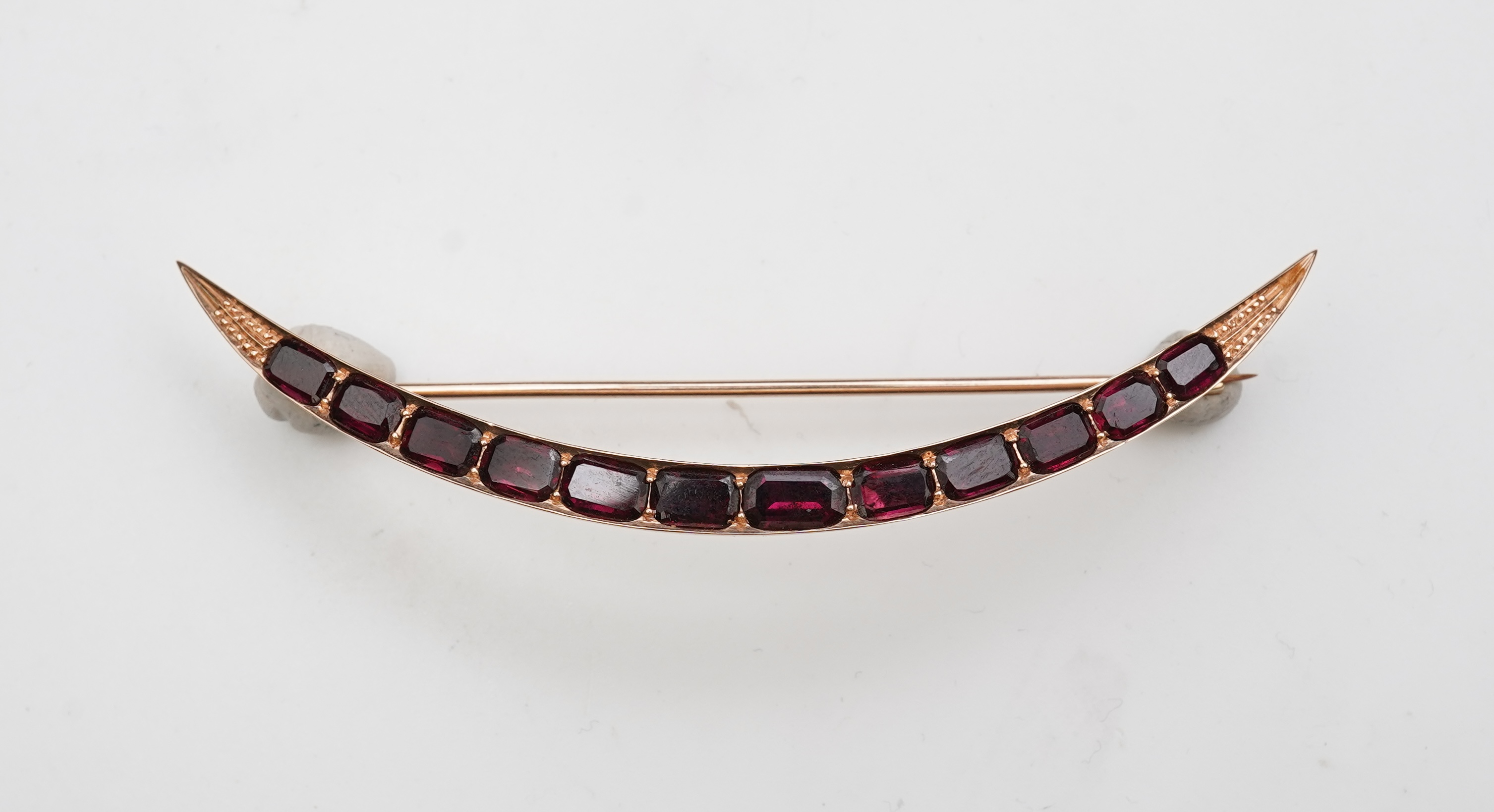 A late Victorian garnet brooch, late 19th century